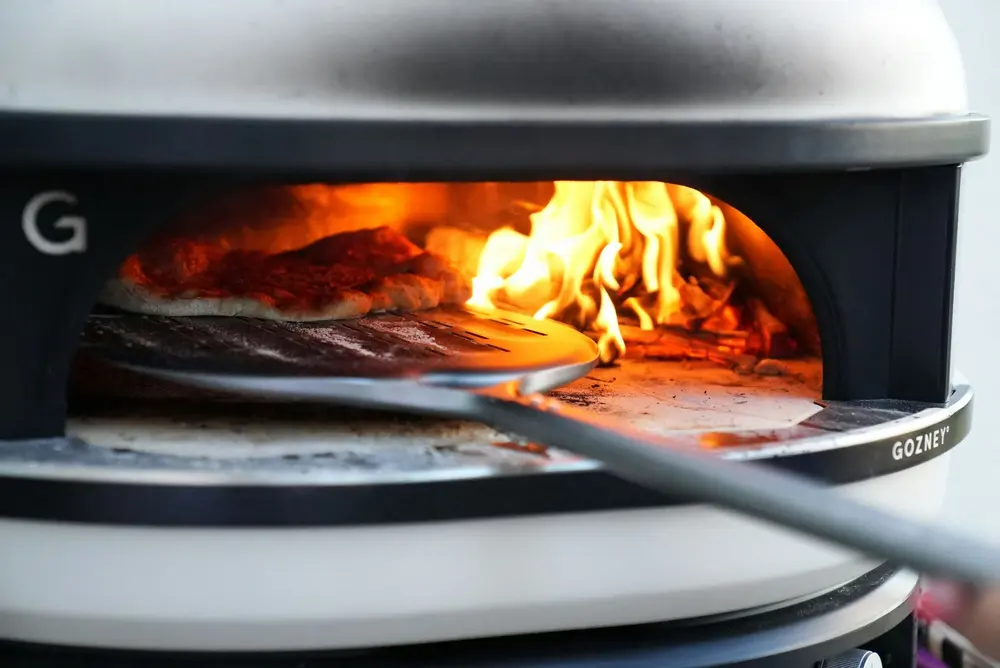 Outodoor cooking pizza