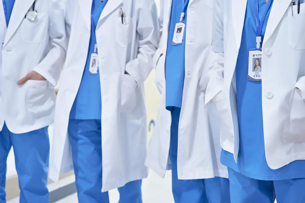 médecins mains dans les poches