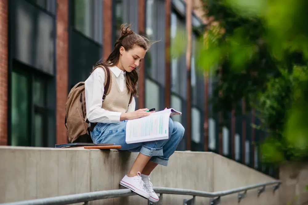 étudiante assise révise examens