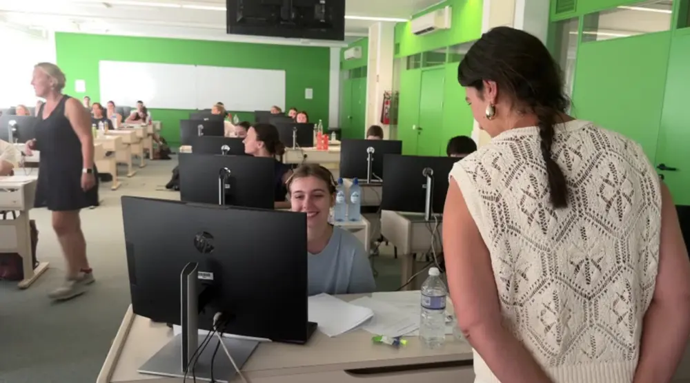 Zuhal Demir kwam kijkje nemen tijdens het examen