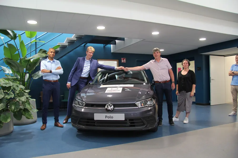 Een opvallend moment tijdens de opleiding was de officiële overhandiging van een Volkswagen Polo CNG aan Diagnose Car