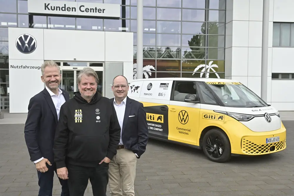 VWCV-merkraadleden Steffen Reiche en Lars Krause samen met Rainer Zietlow in Hannover