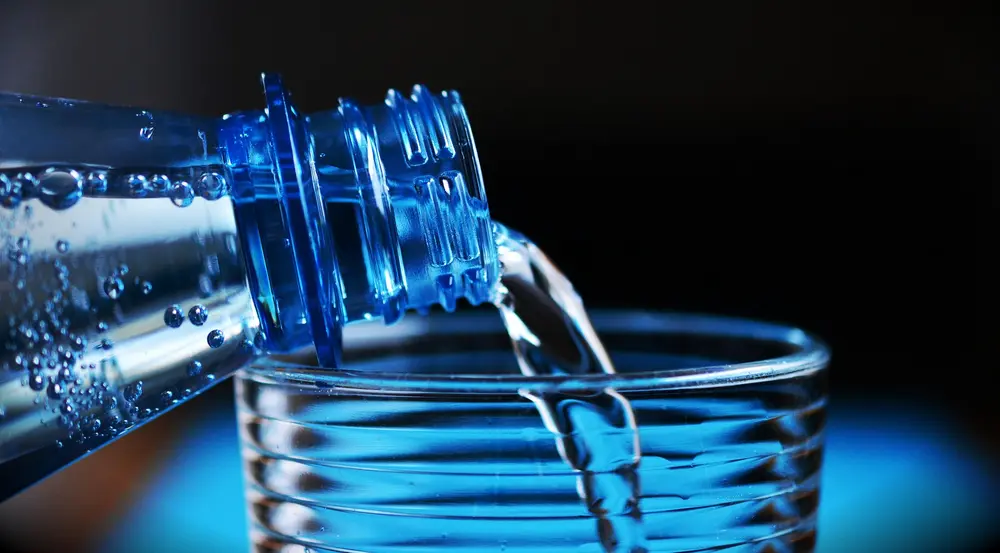 Bouteille d'eau pleine de TFA