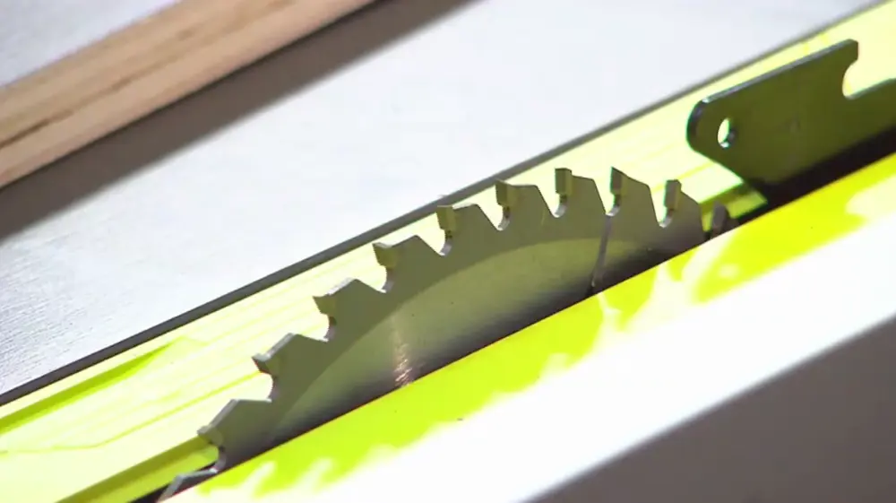 Zaagblad met erachter het spouwmes