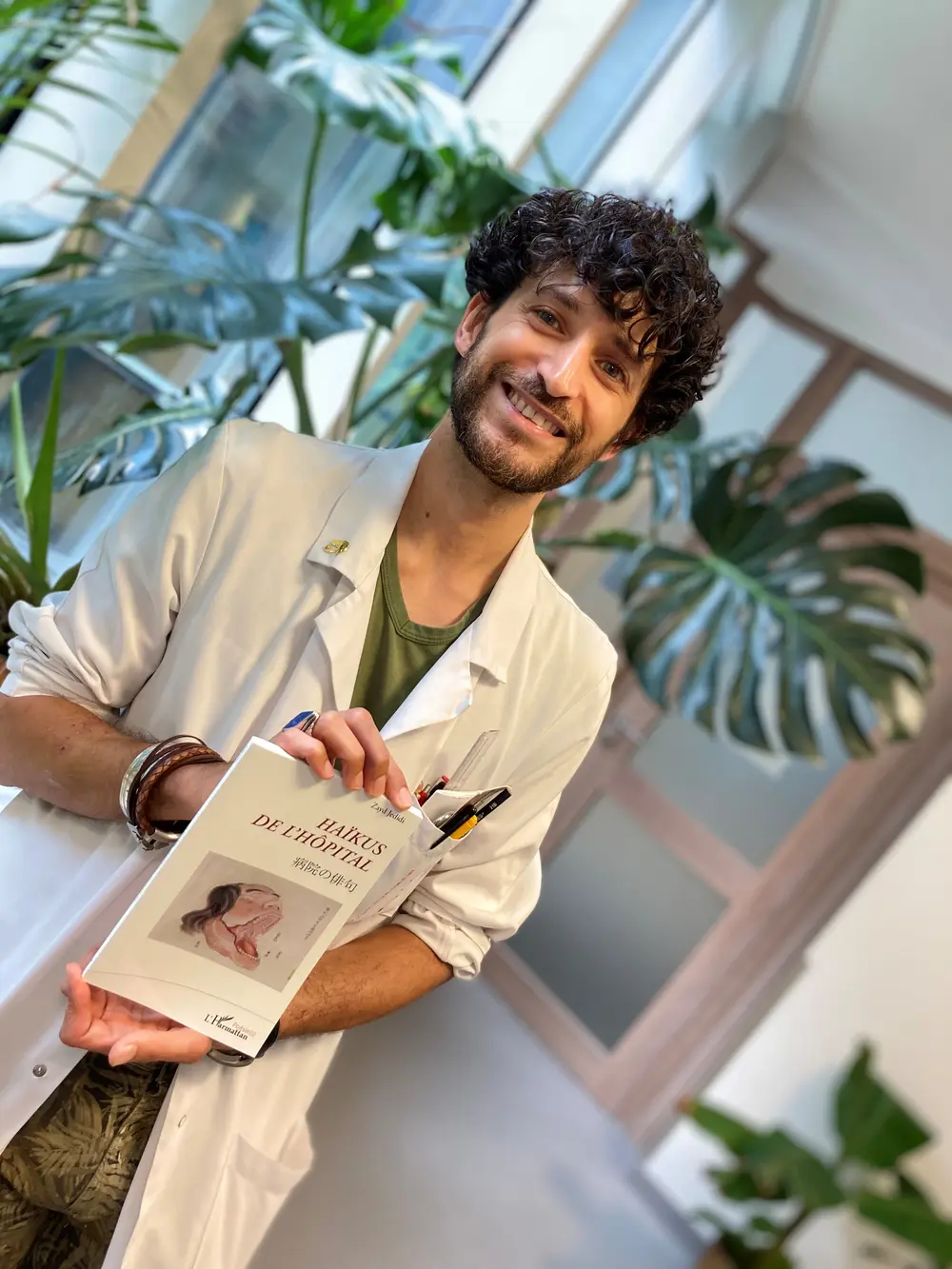 Le Dr Zayd Jedidi avec son recueil de haïkus