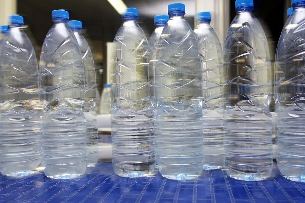 l'eau en bouteille est contaminée par les pfas