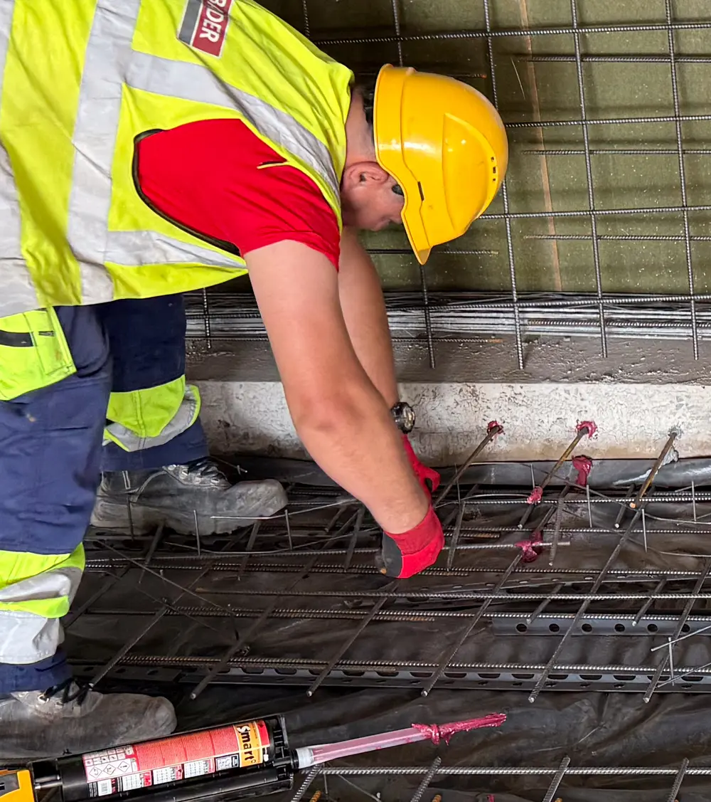 Voor specifieke toepassingen zoals het inlijmen van wapeningsstaven is er de pure epoxy S-IRE
