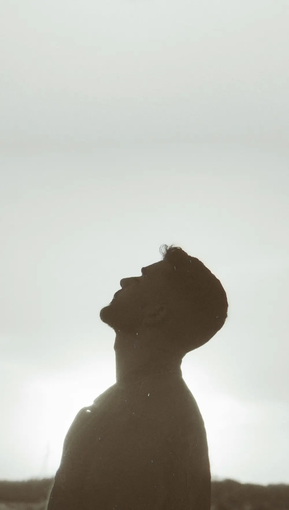 homme pensif Photo de Elo  Abdel: https://www.pexels.com/fr-fr/photo/ciel-homme-silhouette-tete-15778681/
