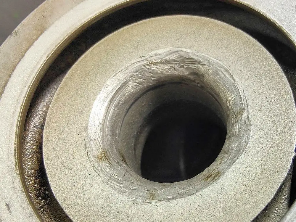 In de hals van het compressorhuis zitten diepe putten