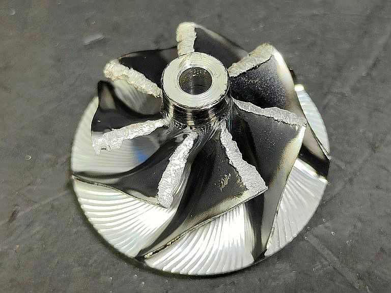 De schoepen van het compressorwiel zijn afgesleten