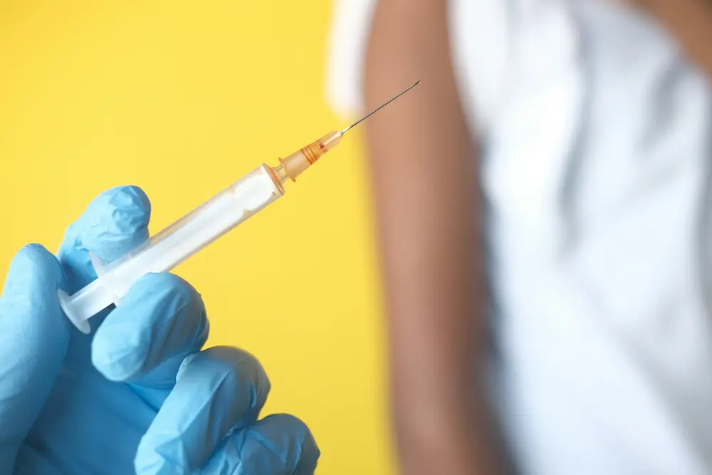 arts met spuit vaccinatie
