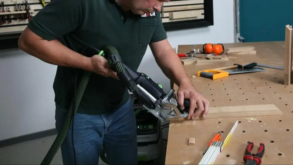 Voor een losse penverbinding wordt een dominofreesmachine gebruikt.