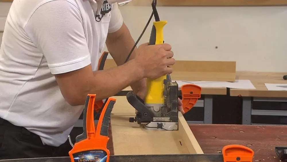 Voor een lamelverbinding wordt een lamellenfrees gebruikt om de uitsparingen te maken