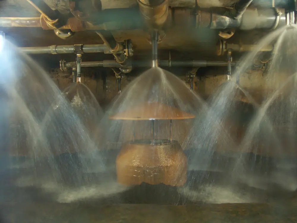 Waterfiltering met een zandbak bij het bedrijf Oasen in Gouda