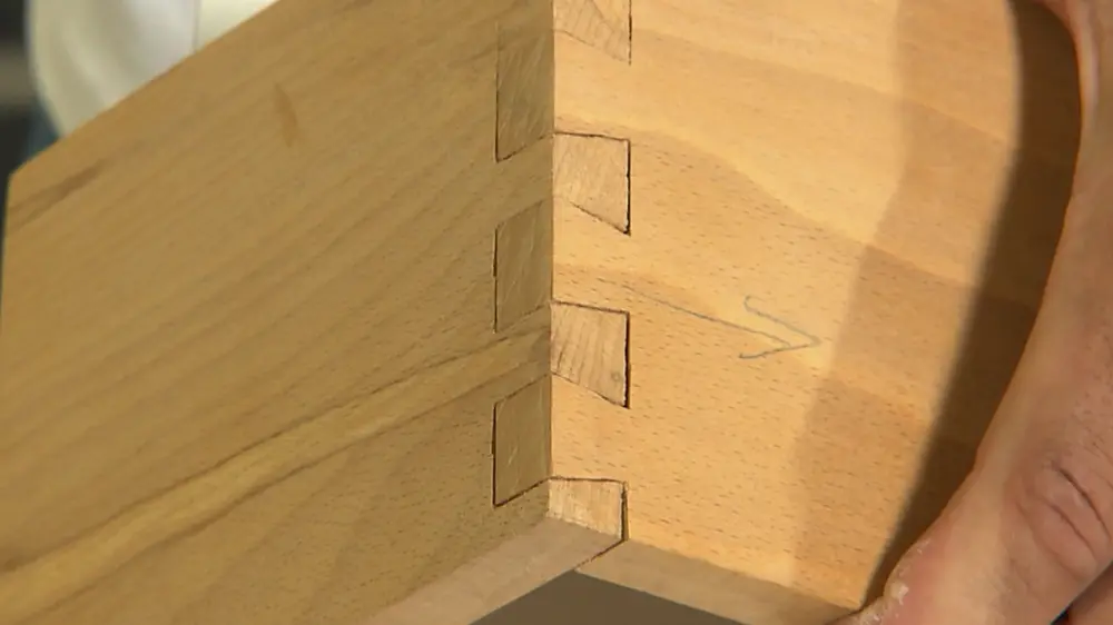 Zwaluwstaartverbinding