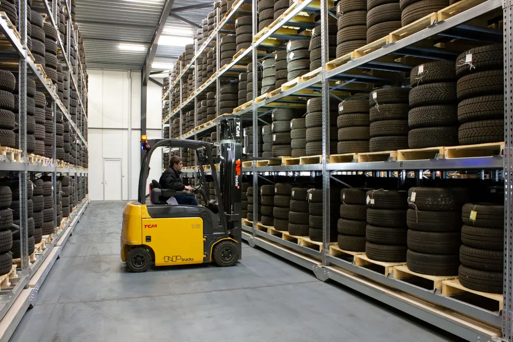 Om de goederen naar boven/beneden te verplaatsen is een goederenlift of, zoals hier, intern transportmateriaal een vereiste