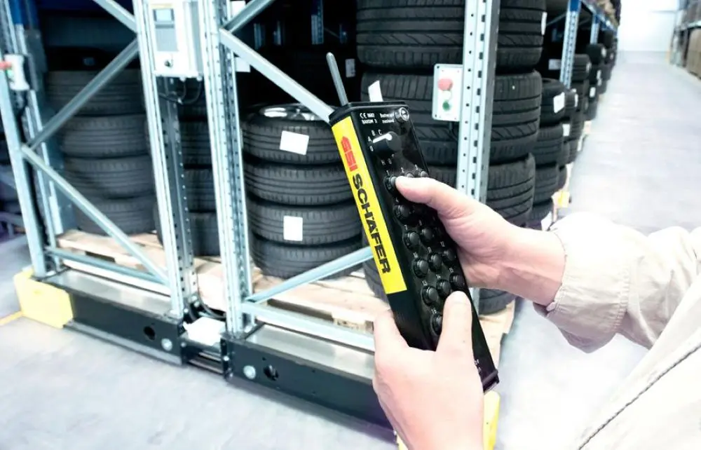 Elektrisch verrijdbare rekken werken ruimtebesparend, snel en ergonomisch bij grotere volumes. De besturing kan desgewenst worden gekoppeld aan software voor plaatsbeheer of klantenfiches