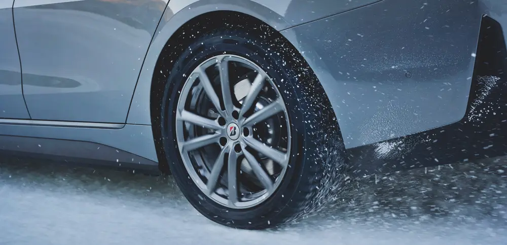 Dankzij betere grip verkort een winterband de remafstand aanzienlijk op koude en besneeuwde wegen