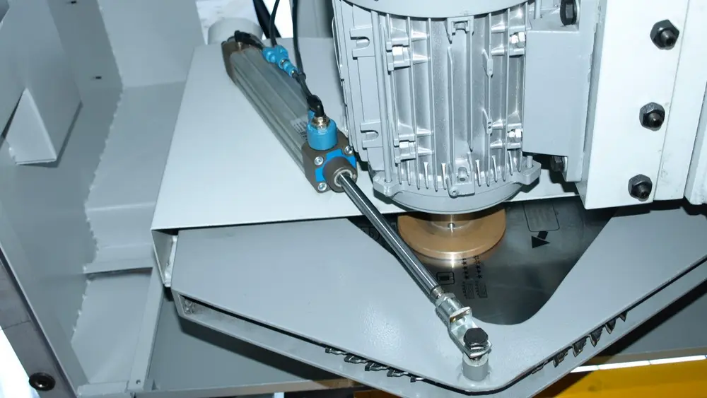 Bij deze machine is een pneumatische afscherming aanwezig zodat de afkortzaag niet aangeraakt kan worden. Enkel tijdens de bewerking zwenkt de bescherming weg