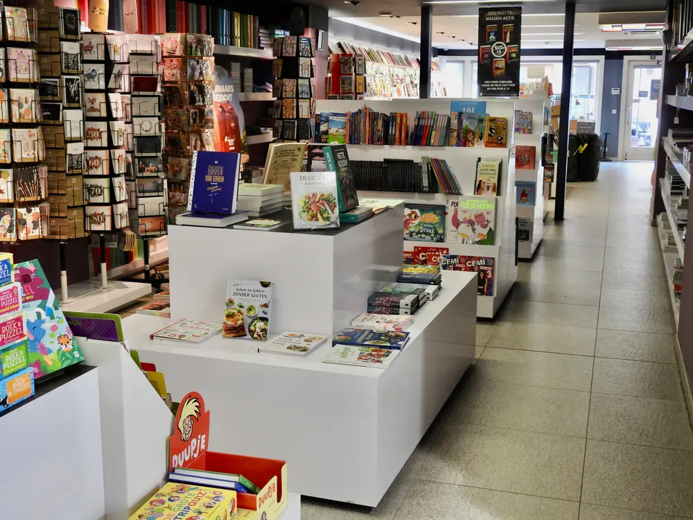boeken op lage meubels