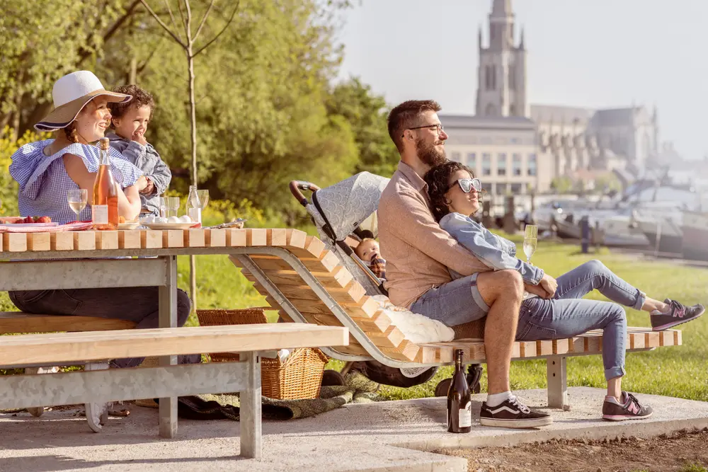 mensen aan de picknicktafel