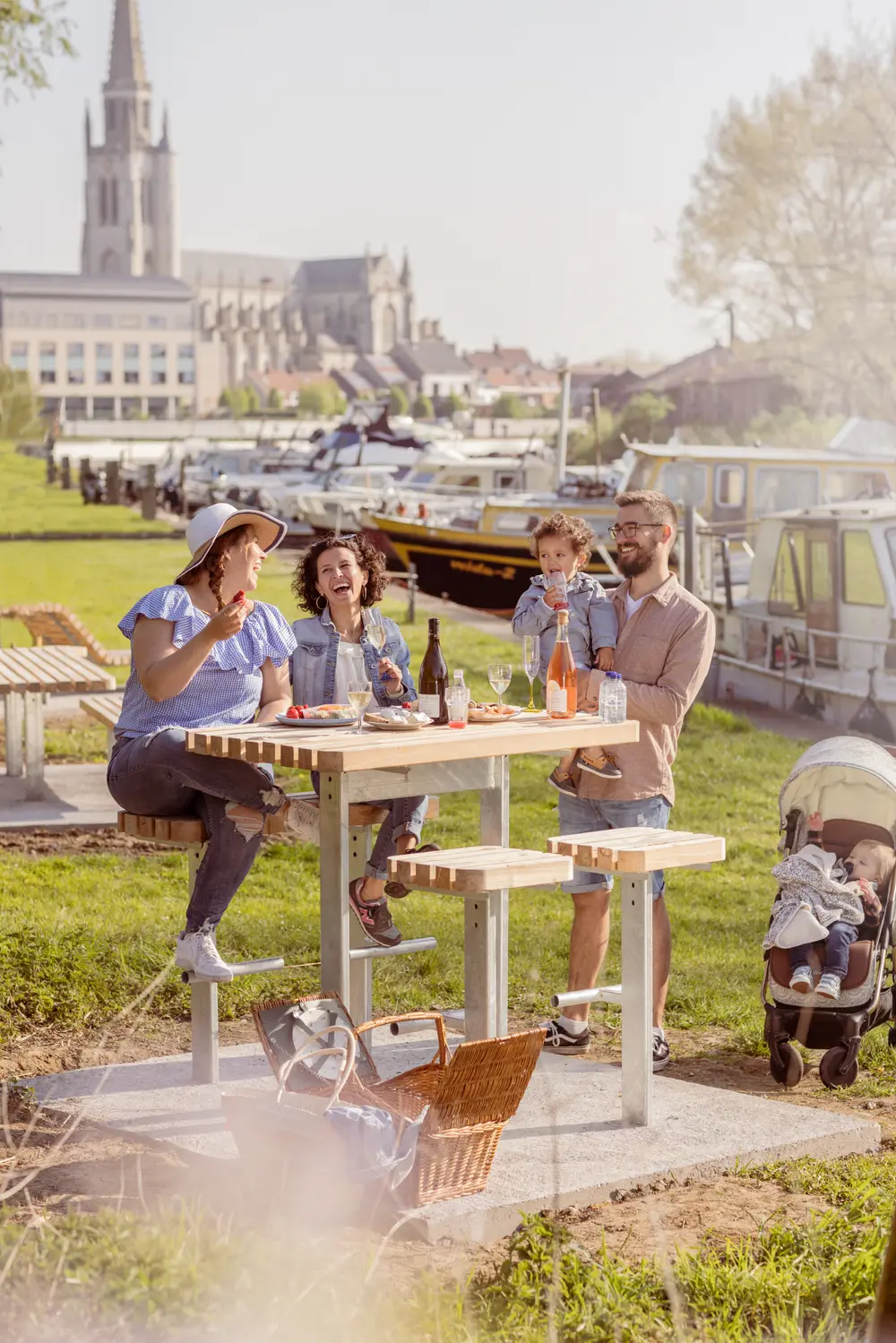 mensen lachen aan picknicktafel