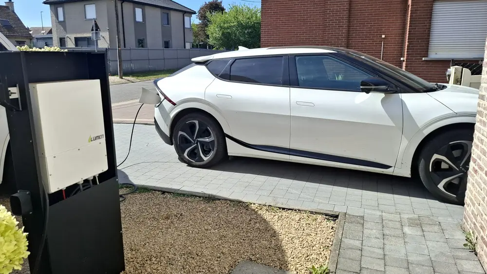 EV bij oplaadpaal