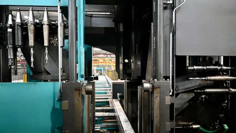Op de gereedschapsposities van de drie assen van deze machine zitten nu boren van Iscar