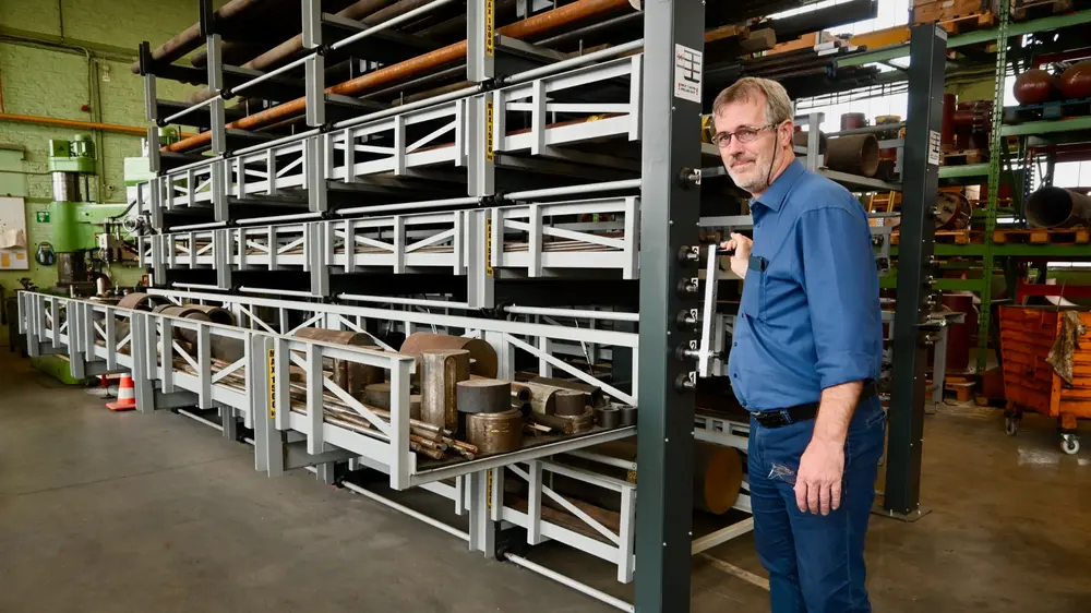 Kürt Vanmelle van Fluxys demonstreert hoe makkelijk de laden kunnen worden uitgerold