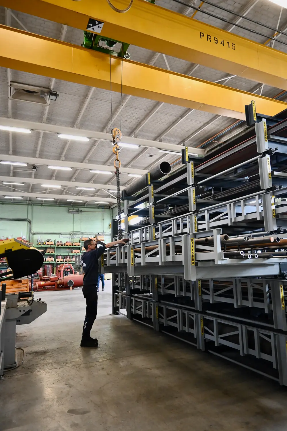 Door de centrale positie van het rek kunnen er makkelijk materialen met de rolbrug op de naastgelegen zaagmachine worden gelegd