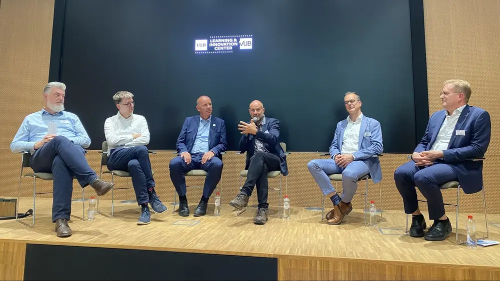 Panelgesprek tijdens het jubileumevenement aan de VUB: vertegenwoordigers uit de sector bespraken de toekomst van elektrische mobiliteit in België