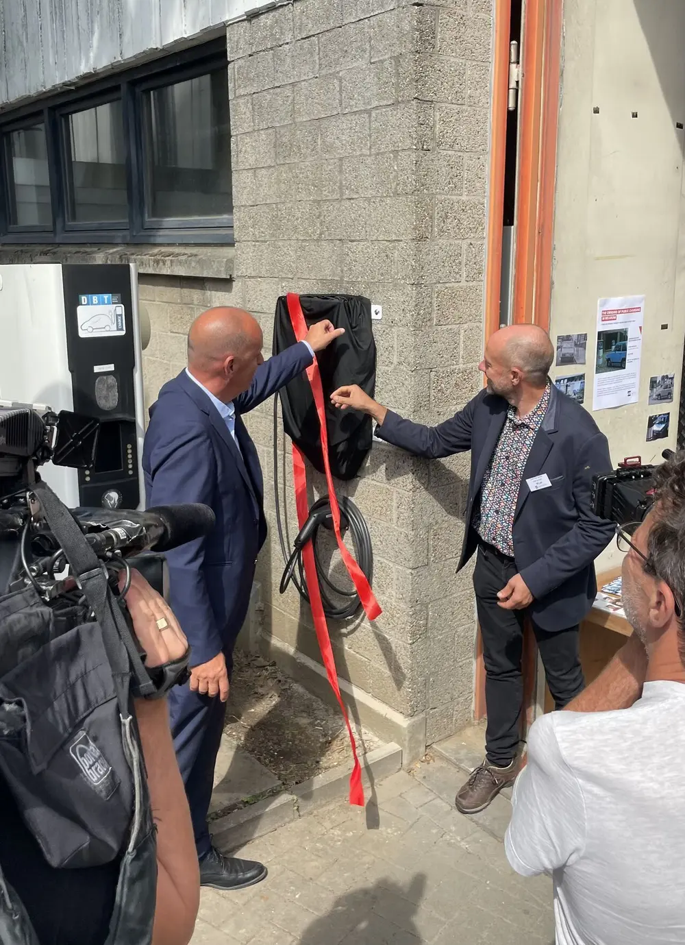 Symbolische inhuldiging van de 100.000ste laadpaal in België door vertegenwoordigers van EV Belgium en de VUB