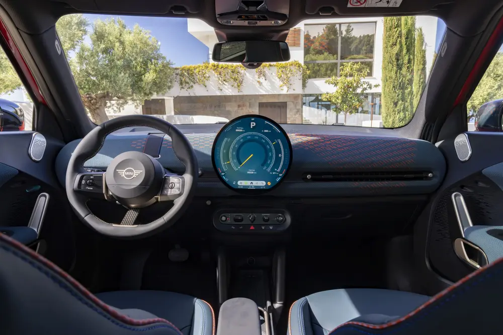 Rijtest Mini Aceman SE cockpit fornt