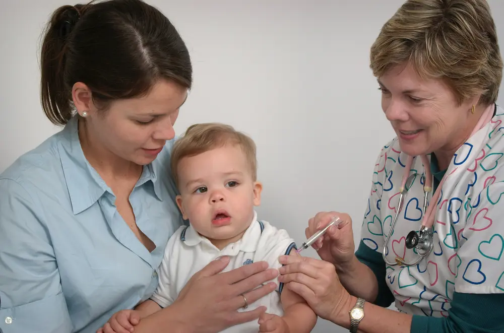 kind krijgt vaccinatie