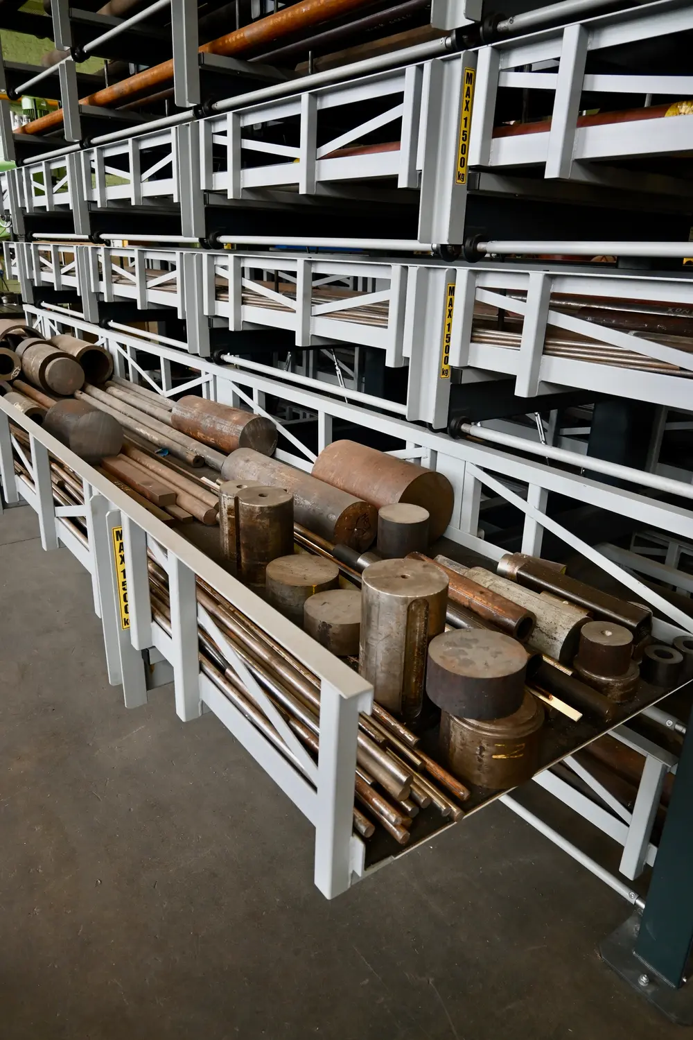 Le rayonnage double face accueille des marchandises longues de différentes longueurs et de différents diamètres