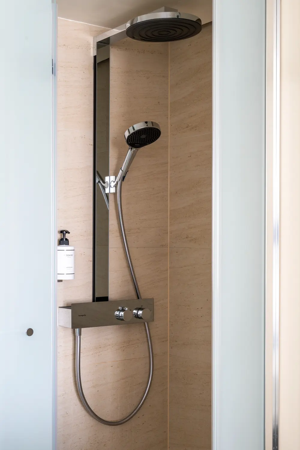 © The Hotel - hansgrohe Rainfinity Showerpipe