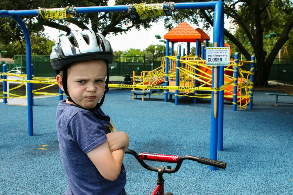 Kind met fietshelm