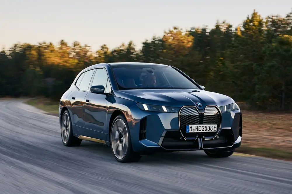 Tot de standaarduitrusting behoren onder meer een Welcome- and Goodbye-animatie, Comfort Access, stoelverwarming voor bestuurder en bijrijder, een verwarmd stuurwiel, Driving Assistant Plus, BMW Live Cockpit Professional en een Harman Kardon Surround Sound-systeem. Optioneel aan te vullen met een panoramisch glazen dak, actieve stoelventilatie, Heat Comfort-pakket, Bowers & Wilkins Diamond Surround Sound System en soft-closefunctie voor de deuren. 06