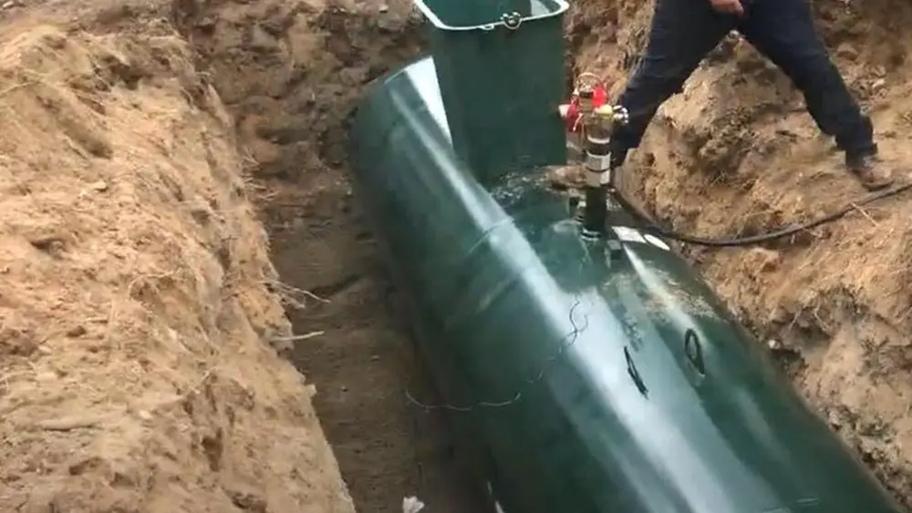 Propaan wordt vloeibaar opgeslagen in een tank.