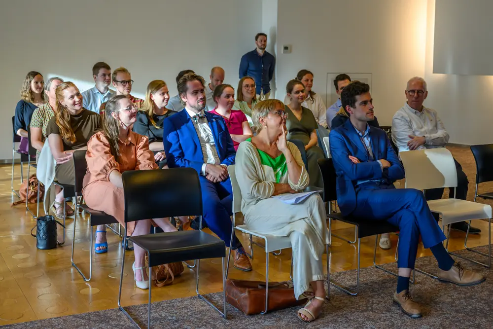 Genomineerden wachten in spanning op de prijsuitreiking