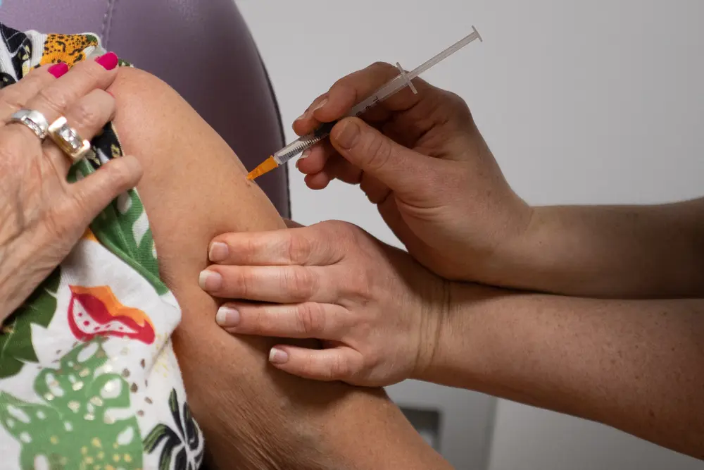 apotheker dient vaccin toe