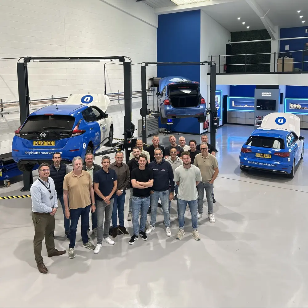 De vijftien AAG-partners uit de Benelux samen met het Phinia-Delphi-team tijdens de incentive-tour in het Verenigd Koninkrijk, midden juni 2025