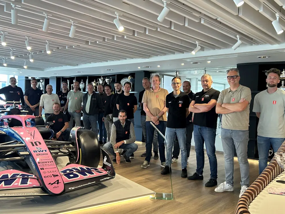 De vijftien AAG-partners uit de Benelux samen met het Phinia-Delphi-team tijdens de incentive-tour in het Verenigd Koninkrijk, midden juni 2025 2