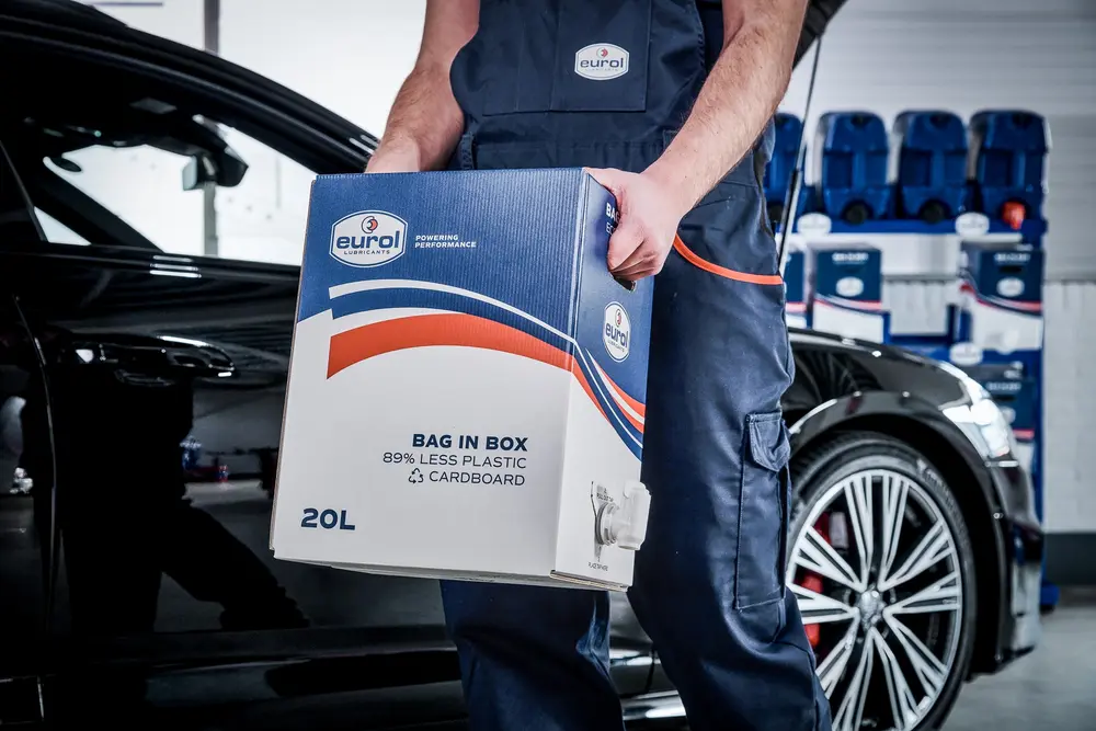 Bag-in-box-verpakkingen zijn handzaam, voorkomen dat lucht bij de ongebruikte olie komt en dragen bij aan het verminderen van afval (foto: Eurol)