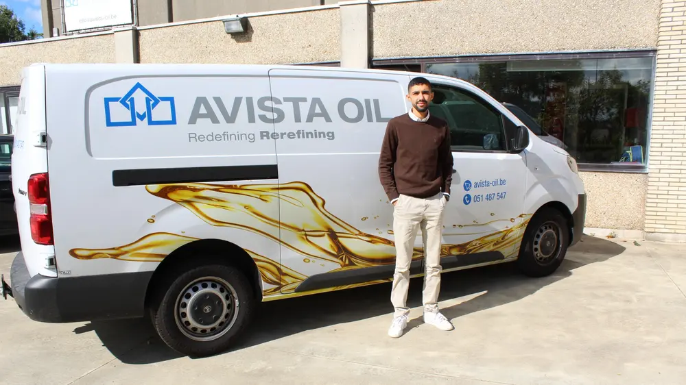 Hatim Saidi het circulair proces uit, als managing director van AVISTA OIL voor België en Luxemburg