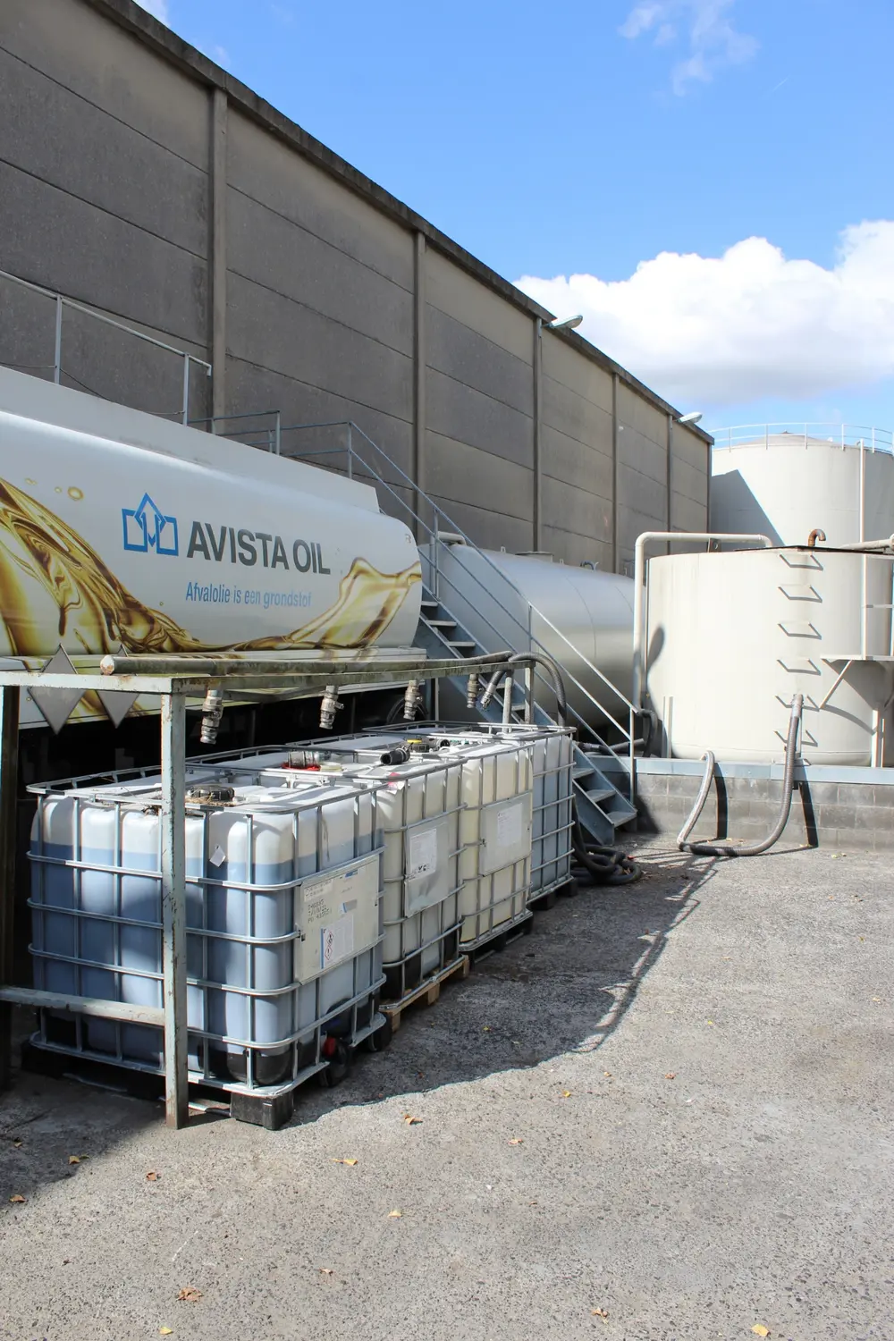 Doordat zowel de ophaling als de verwerking van de afvalolie in eigen beheer verloopt