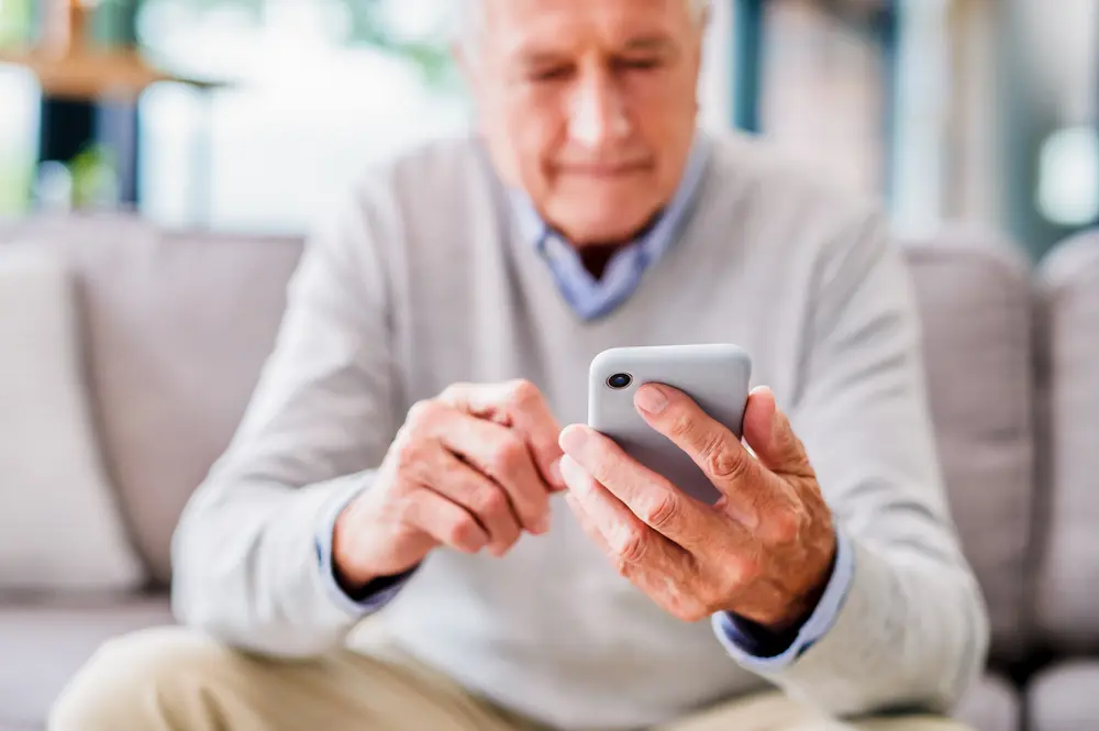 senior met smartphone