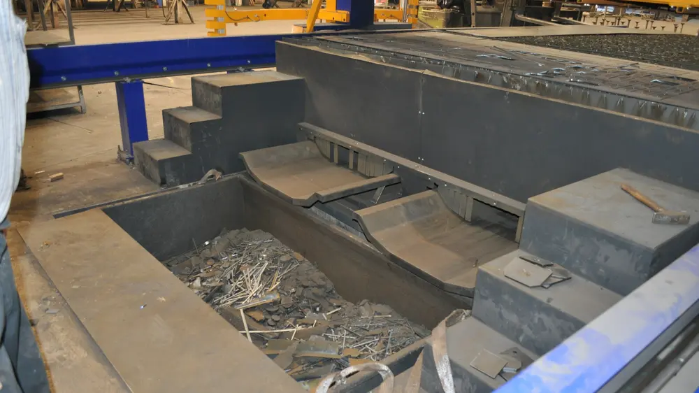 "Nu wordt al het afval afgevoerd naar het einde van de machine en volstaat het om elke twee weken de afvalcontainer te ledigen, zonder dat het frame moet gedemonteerd worden