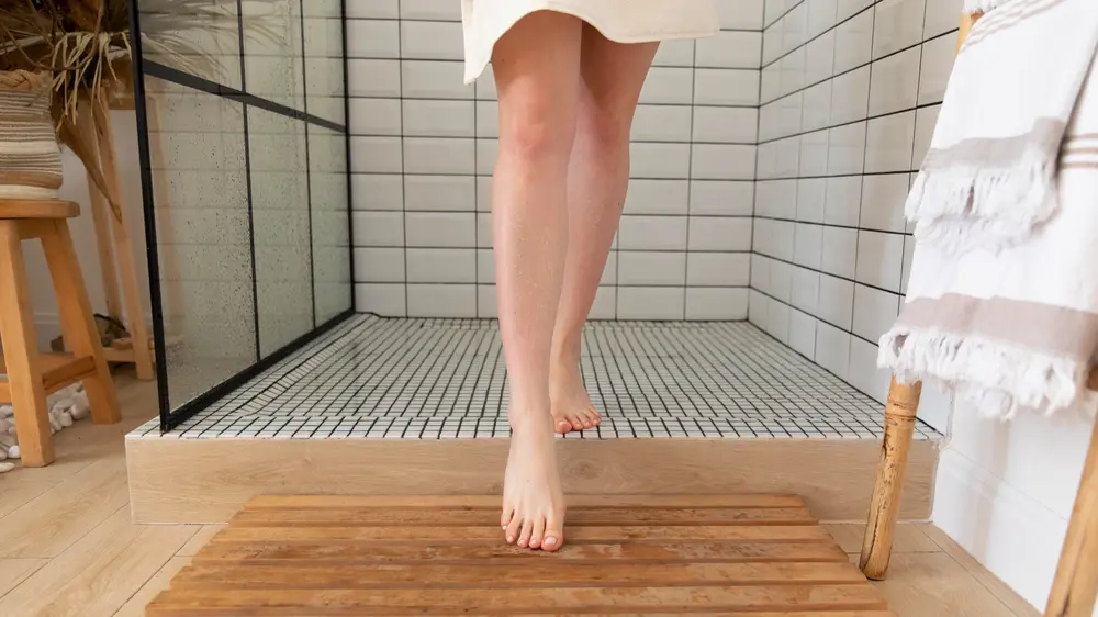 Vrouw stapt uit douche