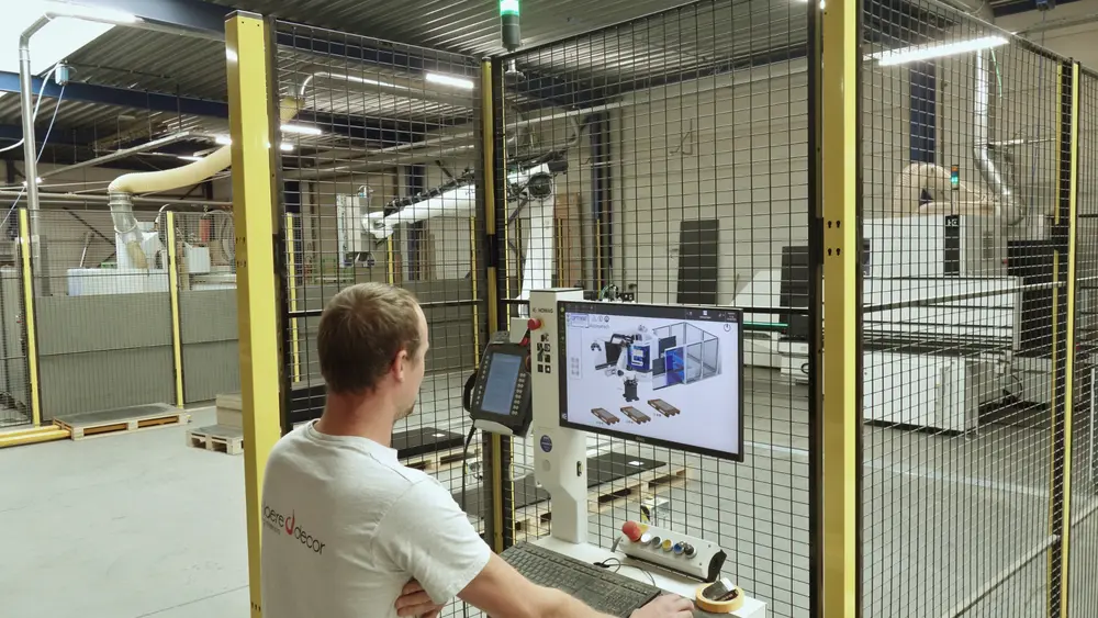 verticale CNC-operator aan machine